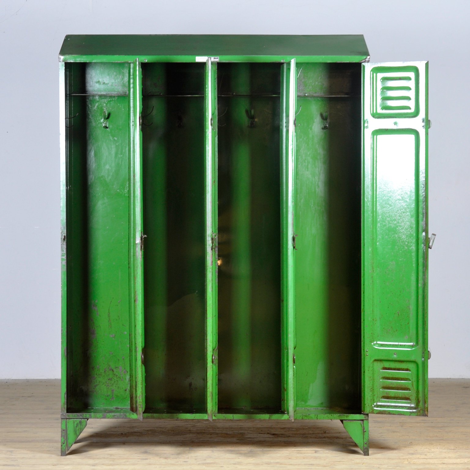 26002_locker_4