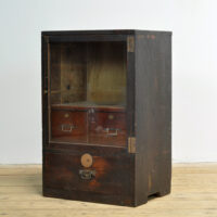 Klein japans vitrine kastje, circa 1925