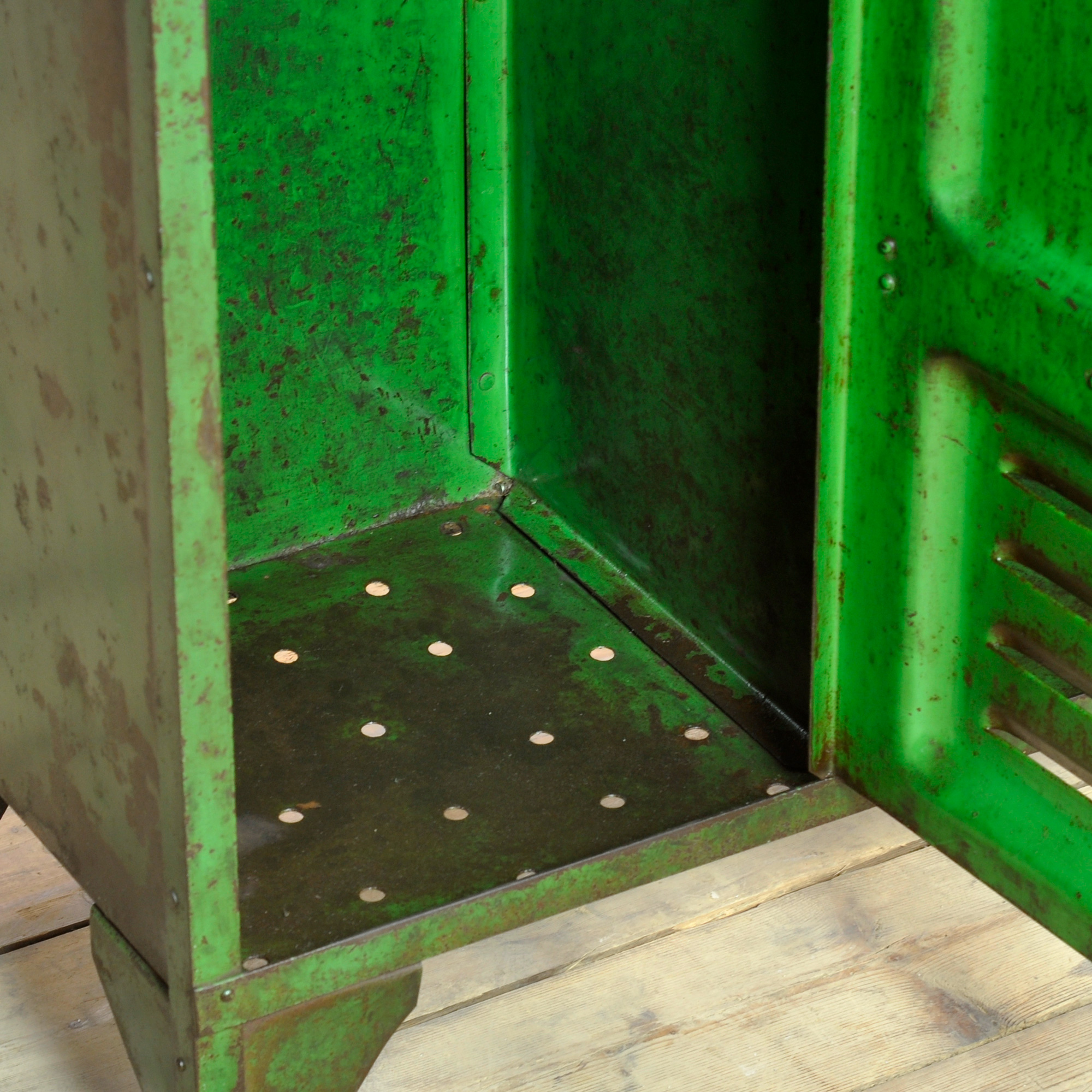 26183-locker_6