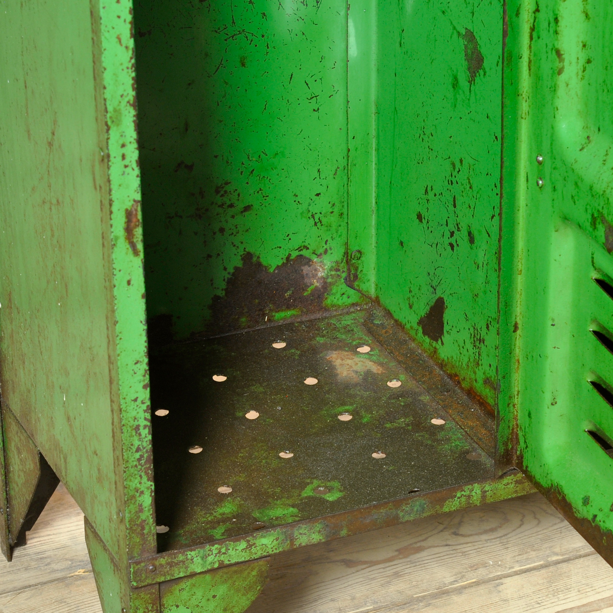26250_locker_6