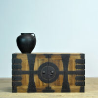Japanse Choba Tansu-kast uit de Meiji-periode met handgesmeed ijzeren beslag, circa 1880